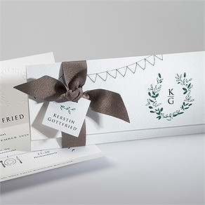 Hochzeitseinladung blätterkranz mit farbenspiel