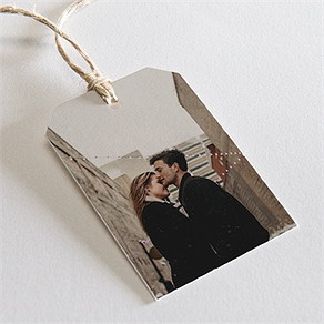 Geschenkanhänger Hochzeit vor dem objektiv