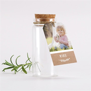 Glasfläschchen mit Korken Taufe foto auf kraftpapier